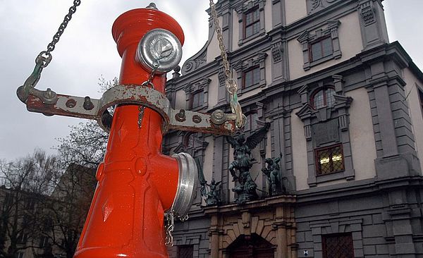 Header: Hydrant hängt an Kette, - Ein Klick auf das Bild führt zur vergrößerten Fotoansicht.