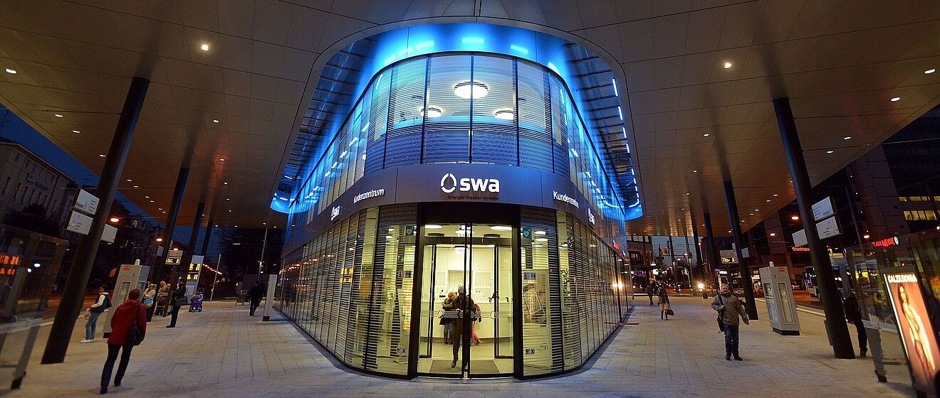 Beleuchtetes Stadtwerke Augsburg Kundencenter am Königsplatz