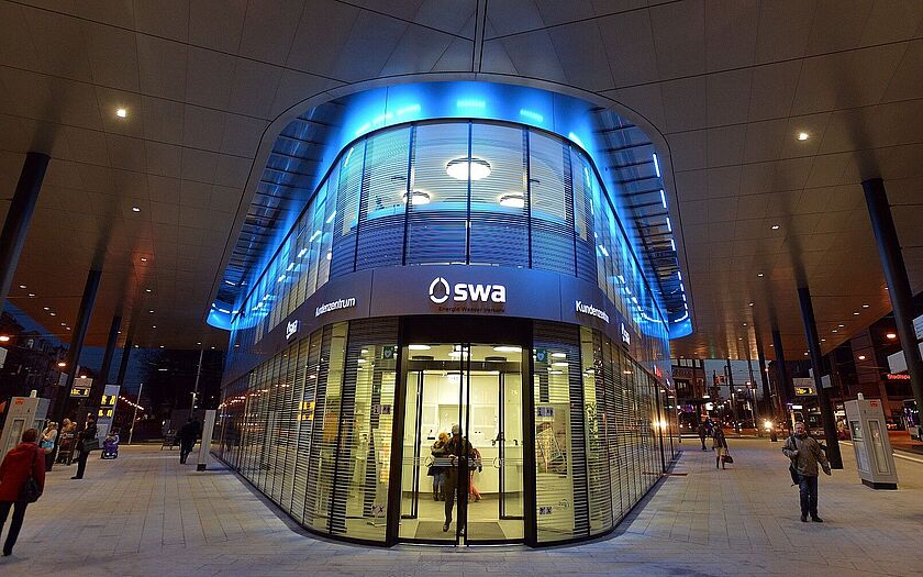Beleuchtetes Stadtwerke Augsburg Kundencenter am Königsplatz