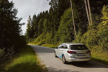 swa Carsharing Auto fährt durch den Wald