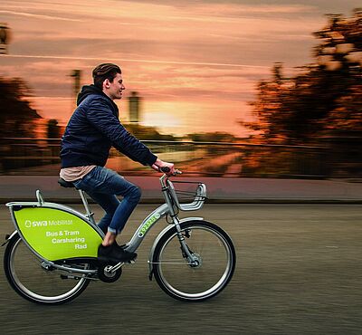 Mann fährt Fahrrad.