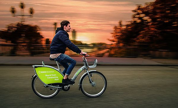 Mann fährt Fahrrad.