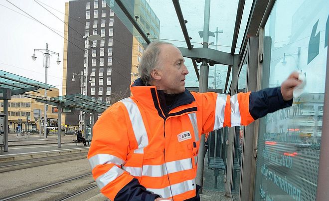 Die Scheiben des Kundencenters werden gereinigt.