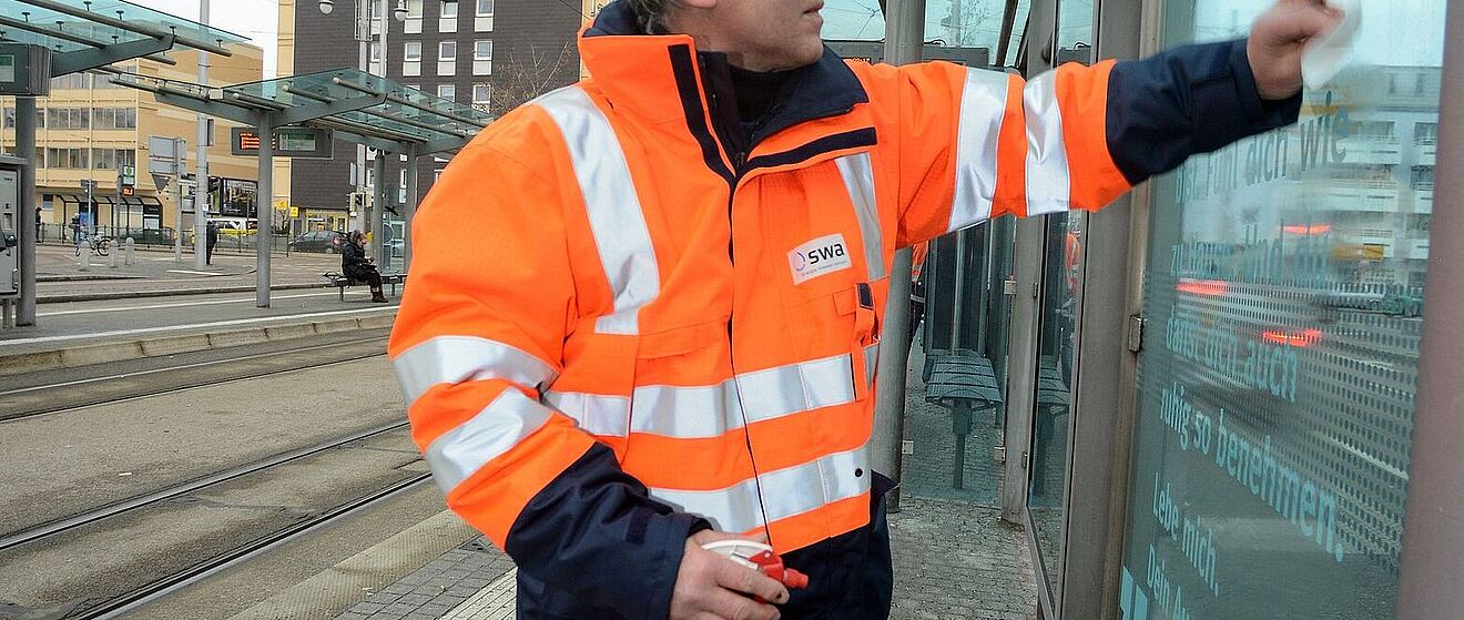 Die Scheiben des Kundencenters werden gereinigt.