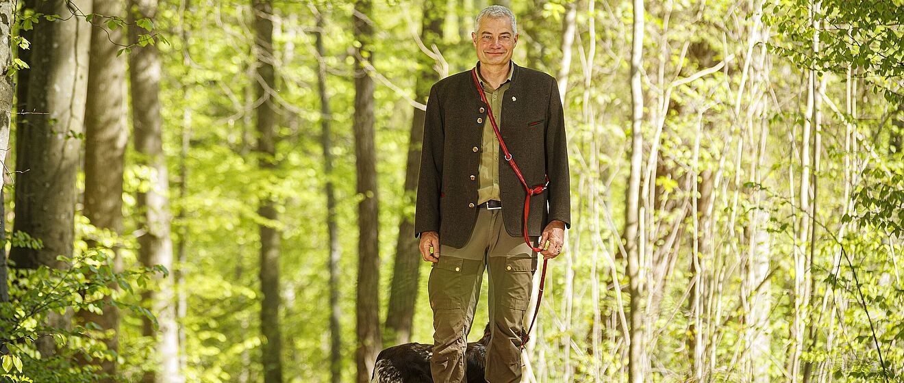 Förster des Augsburger Stadtwaldes lächelt in die Kamera