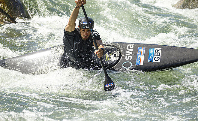 Foto von Sideris Tasiadis im Kanu im Wasser.