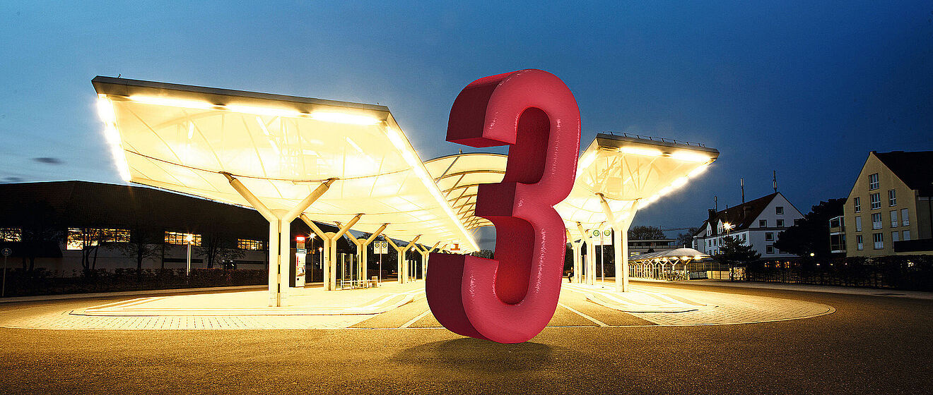 Eine große 3 vor einer Haltestelle.