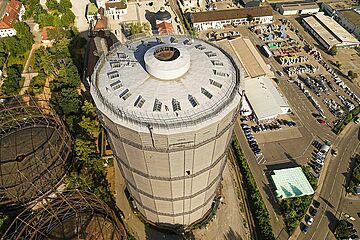 Mann sitzt auf Gaswerk-Dach - Ein Klick auf das Bild führt zur vergrößerten Fotoansicht.