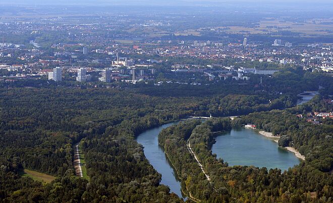 Trinkwasserschutzgebiet bestehend aus einem Fluss und einem großen Wald in Augsburg.