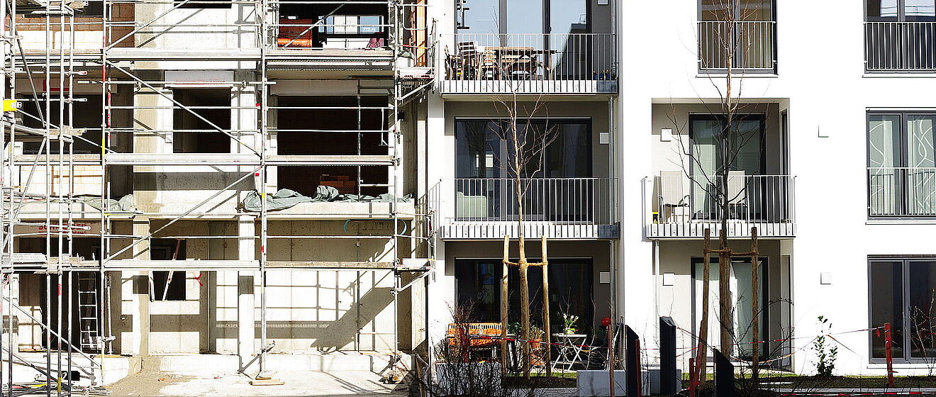 Baustelle an einem Reihenhaus.