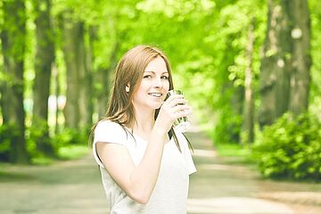 Frau im Wald mit Wasserglas in der Hand, Weiterleitung zu swa Trinkwasser Basis. Ein Klick auf das Bild ermöglicht eine größere Anzeige.