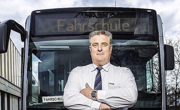 Robert Kratzsch Fahrlehrer, vor einem swa Bus.