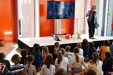 Die 2. Klasse war von den interaktiven Wort- und Versspielereien begeistert.