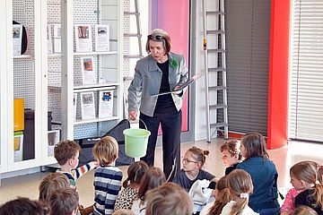 Künstlerin bei Theateraufführung mit Kindern