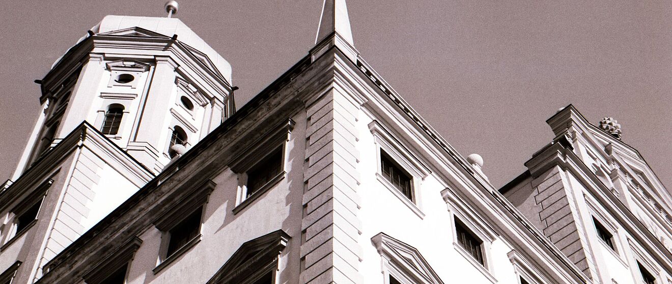 Froschperspektive auf einen Teil des Augsburger Rathaus in Schwarz-Weiß-Optik.