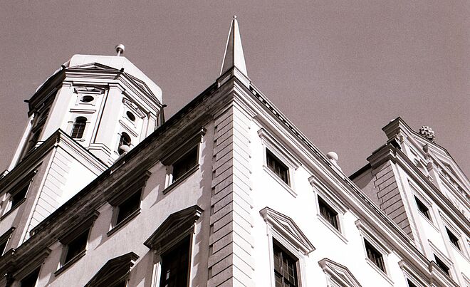 Froschperspektive auf einen Teil des Augsburger Rathaus in Schwarz-Weiß-Optik.