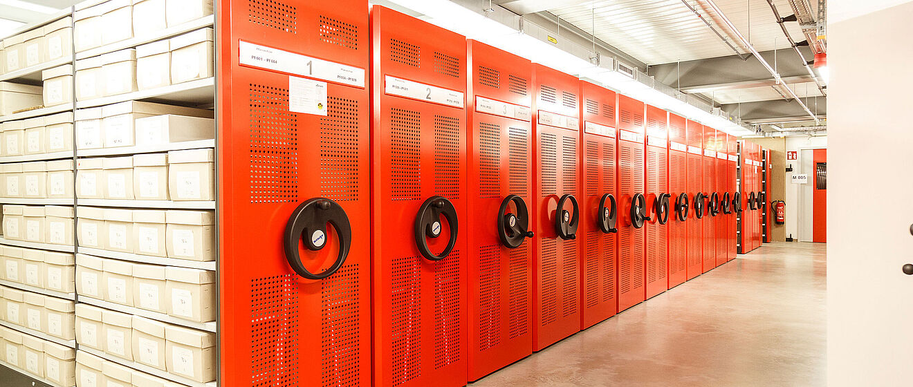 Archiv mit Regalen im Hintergrund.