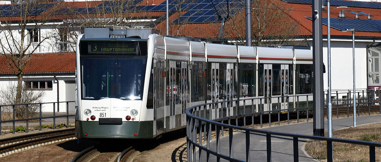 Eine swa Tram fährt im Augsburger Stadtgebiet. - Ein Klick auf das Bild führt zur Fotoansicht.