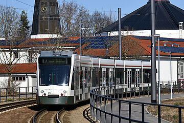Eine swa Tram fährt im Augsburger Stadtgebiet. - Ein Klick auf das Bild führt zur Fotoansicht.