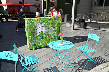 Bemaltes Klavier vor einem Cafe. - Beim anklicken wird das Bild vergrößert.