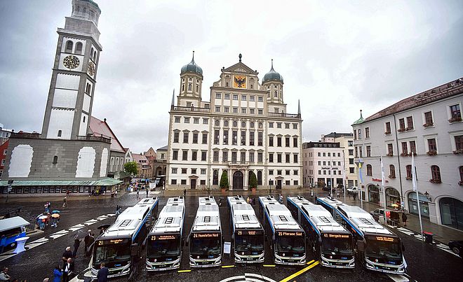 Luftaufnahme der neuen swa Busse, die aufgereiht auf dem Augsburger Rathausplatz stehen