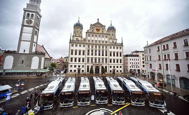 Luftaufnahme der neuen swa Busse, die aufgereiht auf dem Augsburger Rathausplatz stehen