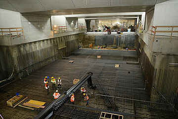 9999_AZ_2021_01_07_Baustelle_Hauptbahnhof_west_Blick_v_Fussgaengerrampe_in_kuenftige_Stationsbauwerk_15.jpg