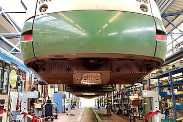 Eine swa Tram wird in der Werkstatt angehoben.