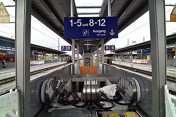 2022_10_26_th_Hauptbahnhof_Bahnsteig_Rolltreppe_30.jpg