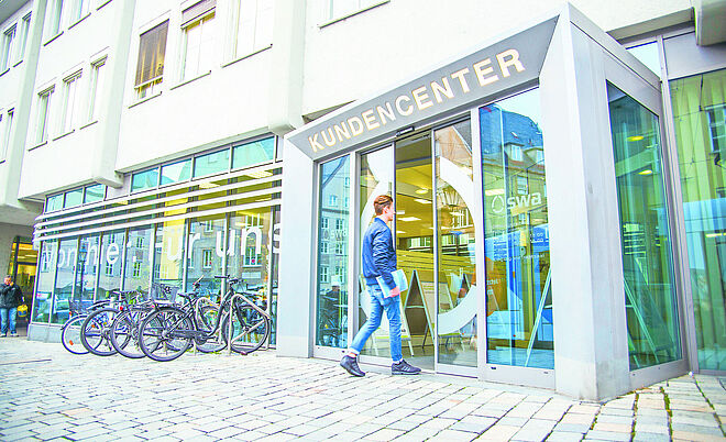 Mann läuft in den Eingang des ehemaligen swa Kundencenters am hohen Weg, Weiterverlinkung zur swa Telekommunikation-Seite