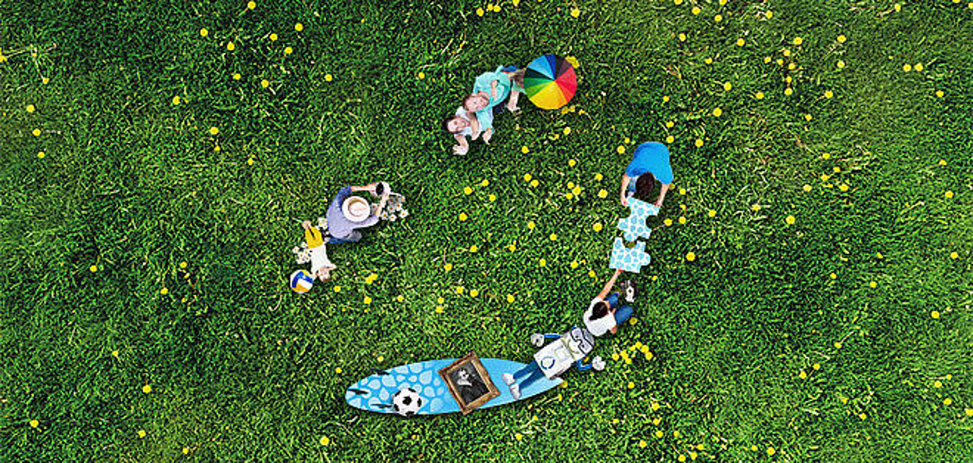 Kinder mit Spielzeug bilden einen lachenden Smiley. Weiterverlinkung auf die swa Engagementseite