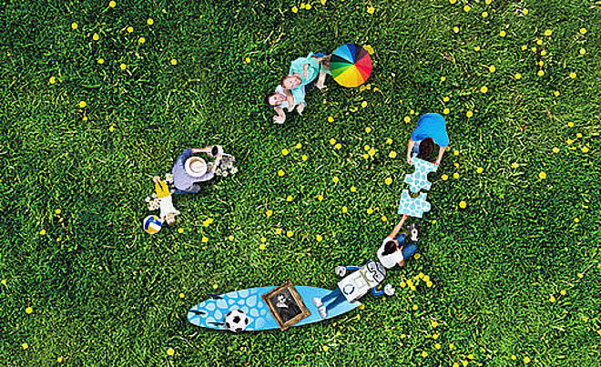 Kinder mit Spielzeug bilden einen lachenden Smiley. Weiterverlinkung auf die swa Engagementseite