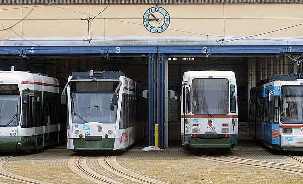Vier Straßenbahnen im Straßenbahnbetriebshof.