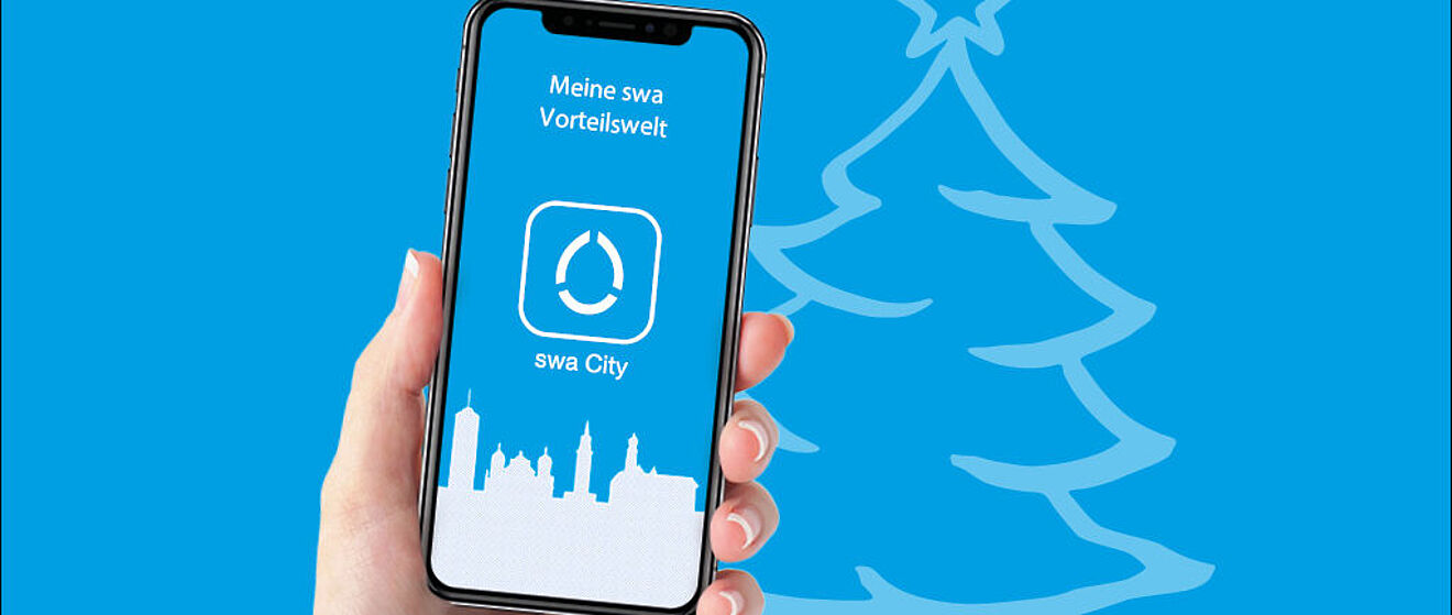 Eine Hand hält ein Smartphone, auf dessen Display die App "swa City" abgebildet ist. Im blauen Hintergrund befindet sich ein Christbaum.