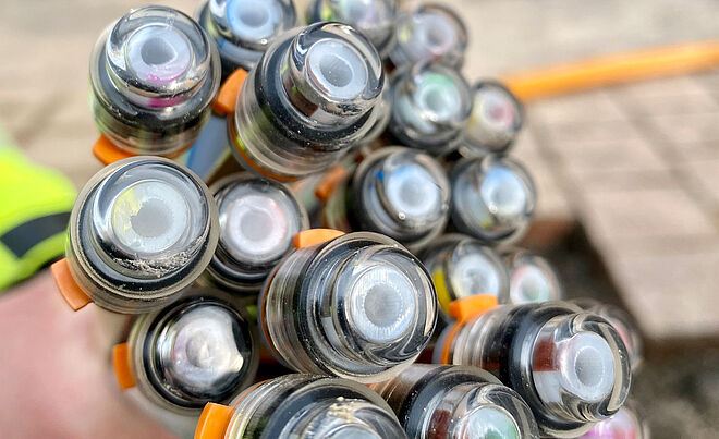 Ein Bündel Glasfaserkabel im Querschnitt