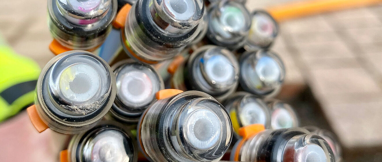 Ein Bündel Glasfaserkabel im Querschnitt