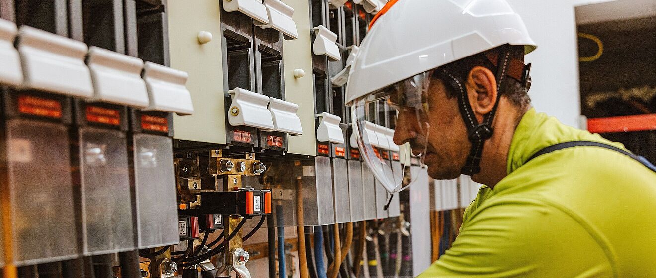 swa Netze Mitarbeiter misst die Spannung. Link zum Öffnen eines Pop-Ups mit Informationen zu Planung & Bau von Schaltanlagen und Transformatorenstationen