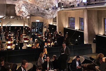 Restaurant und Bar des Ofenhauses Augsburg mit mehreren Gästen. - Ein Klick auf das Bild führt zur vergrößerten Fotoansicht.