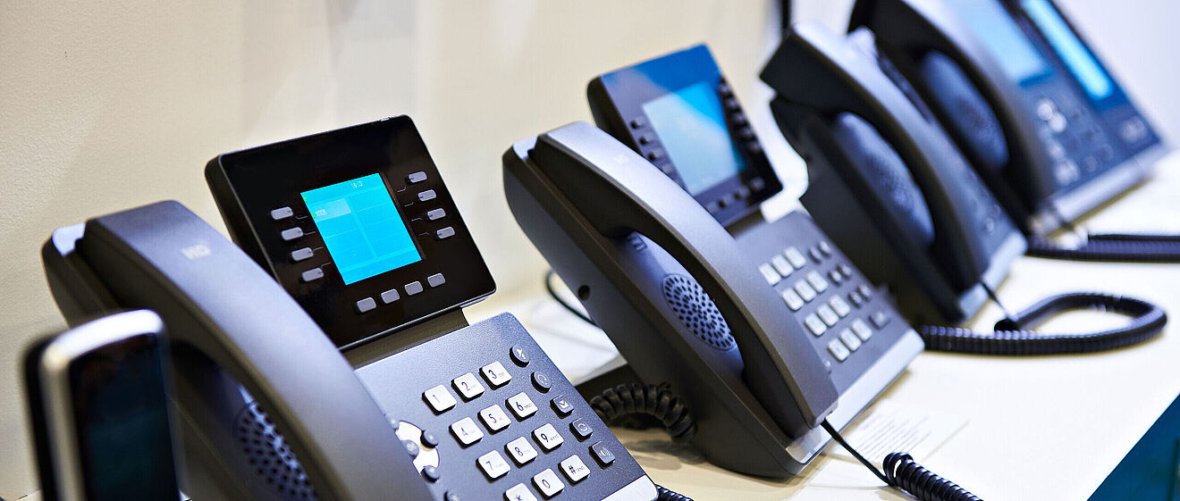 Mehrere Telefone nebeneinander.