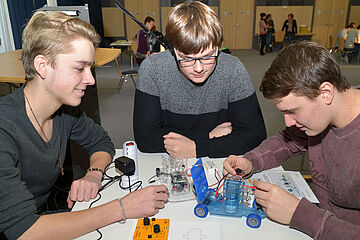 Drei Jungs experimentieren mit dem Lernmaterial. Ein Klick auf das Bild ermöglicht eine größere Ansicht.