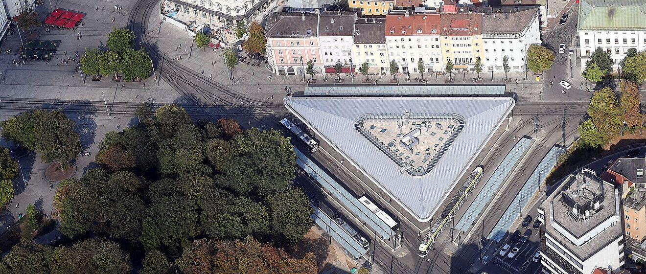Haltestelle Königsplatz und Bäume in der Umgebung aus der Vogelperspektive