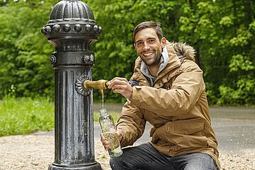 Hannes Aigner nutzt einen Trinkwasserbrunnen.- Ein Klick auf das Bild führt zur vergrößerten Fotoansicht.