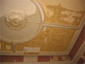 Wasserschaden durch aufgefrorenes Heizungsrohr an der Decke der Haag Villa