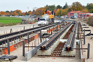 Gleise werden verlegt. - Ein Klick auf das Bild führt zur vergrößerten Fotoansicht.