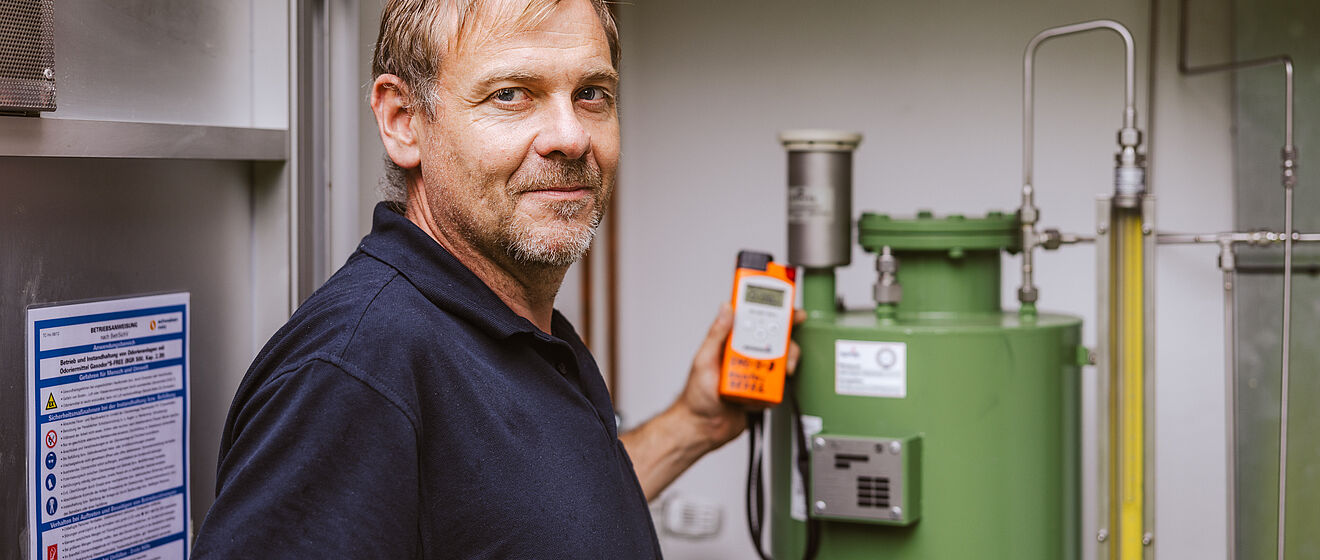 Mann präsentiert Gasmesswerte im Keller