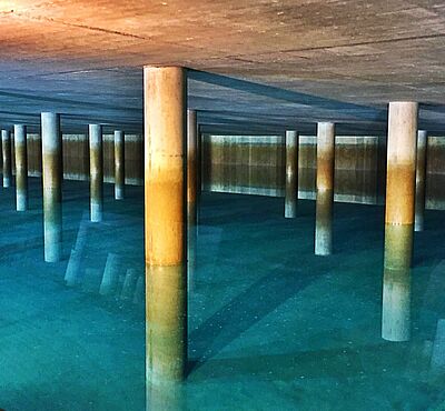 Mit Wasser gefüllter Trinkwasserspeicher im Steppacher Berg.