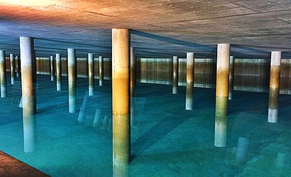 Mit Wasser gefüllter Trinkwasserspeicher im Steppacher Berg.