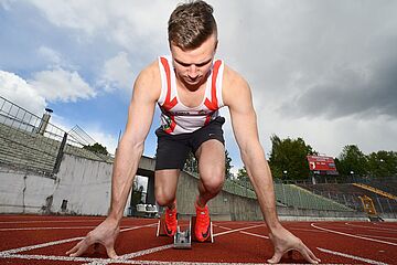 Aleksandar Askovic (swa Sportler) befindet sich in der Startposition zu einem Sprint und blickt nach unten. Ein Klick auf das Bild ermöglicht eine größere Ansicht.