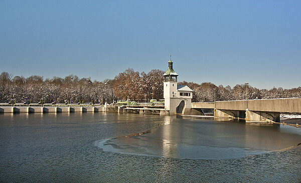 Augsburg Wasserhochablass mit Bäumen im Hintergrund. Weitervlinkung zur swa Umweltprojektseite