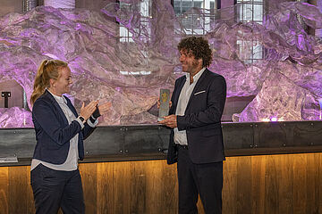 Zwei Personen bei der Verleihung 